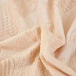 Coussin polaire décoratif blanc cassé rose avec motif ours