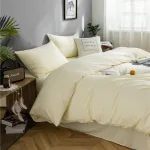 literie blanc cassé avec taies d'oreiller assorties