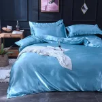 draps en satin bleu ciel