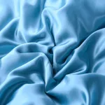 lit habillé en bleu ciel satin