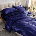 ensemble de draps bleu foncé type satin