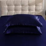 literie bleu foncé type satin