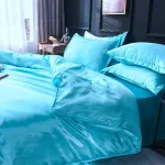 housse de couette bleue en satin