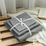 taies d'oreiller assorties gris clair