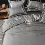 ensemble de lit gris type satin
