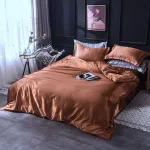 linge de lit marron type satin