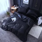 drap housse en satin noir