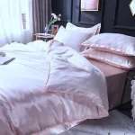 textile de lit rose clair type satin