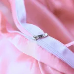 décoration de lit rose type satin