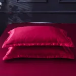 taies d'oreiller rouge type satin