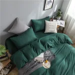 lit confortable avec vert drap housse et taies d'oreiller